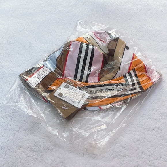 Authentic Burberry Montage print Silk  Bucket Hat - Picture 14 of 16